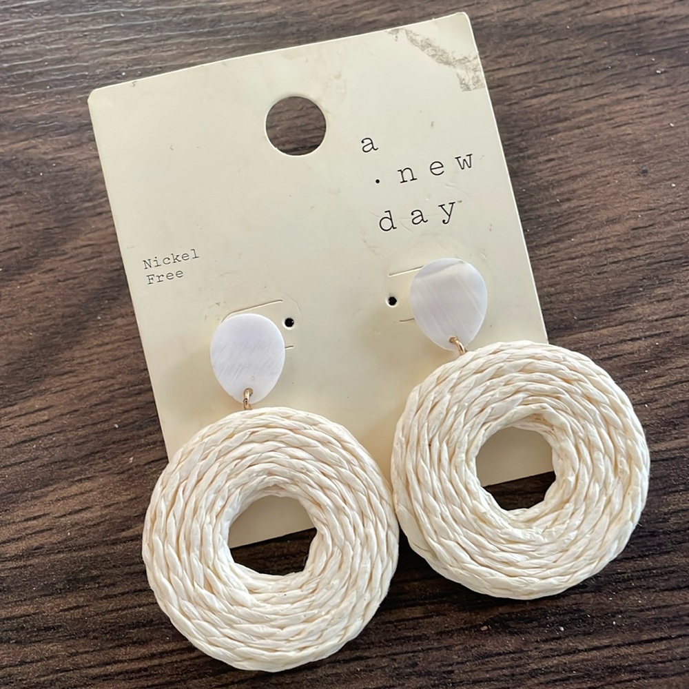 ⚜️A New Day Beige Raffia Drop Earrings! NWT!